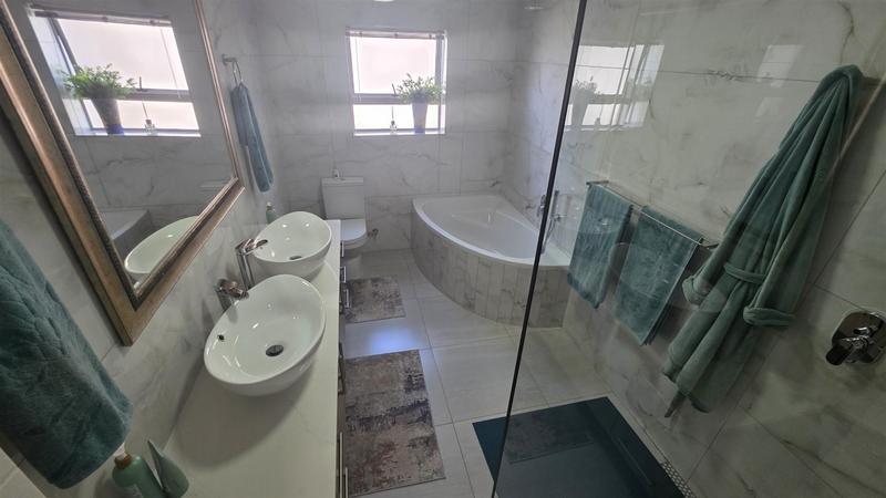 5 Bedroom Property for Sale in Monte Christo Western Cape